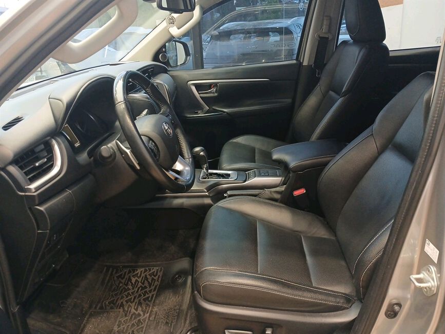 HILUX SW4 2.8 D-4D TURBO DIESEL SRX 4X4 AUTOMÁTICO