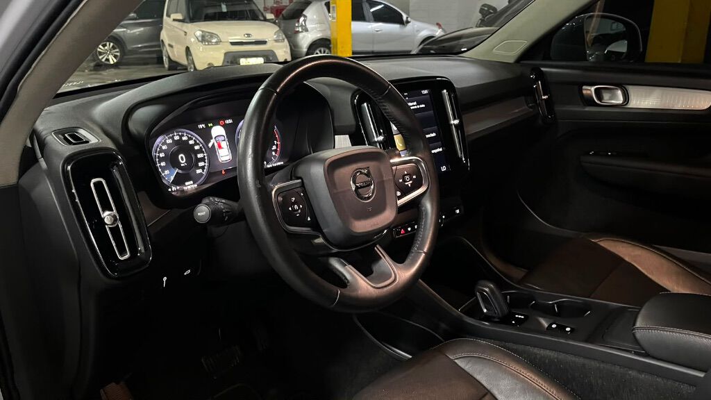 XC40 2.0 T4 GASOLINA MOMENTUM GEARTRONIC