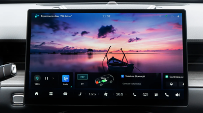 Tela multimídia touchscreen de 15,6”