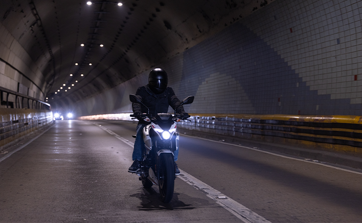 Sistema de freios CBS, iluminação full LED e painel
digital para mais segurança e controle