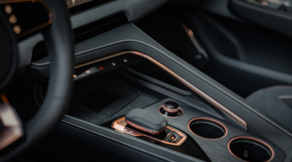 Interior refinado com bancos esportivos ventilados