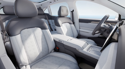 Interior luxuoso com bancos ventilados e aquecidos