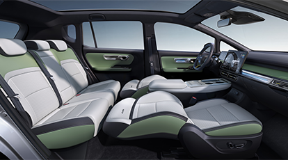 Interior espaçoso e colorido, com opção de personalização