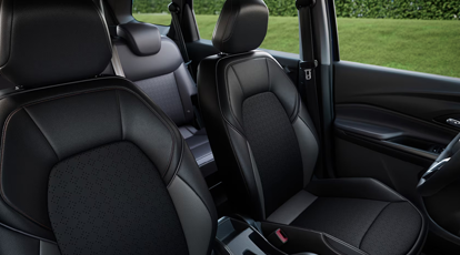 Ar-condicionado na 1ª e 2ª fileiras.