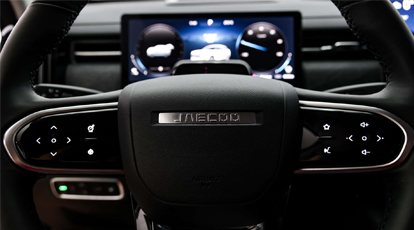 Conectividade inteligente com telas de até 14,8”