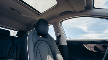 Bancos dianteiros com ajustes elétricos, ventilação e aquecimento.