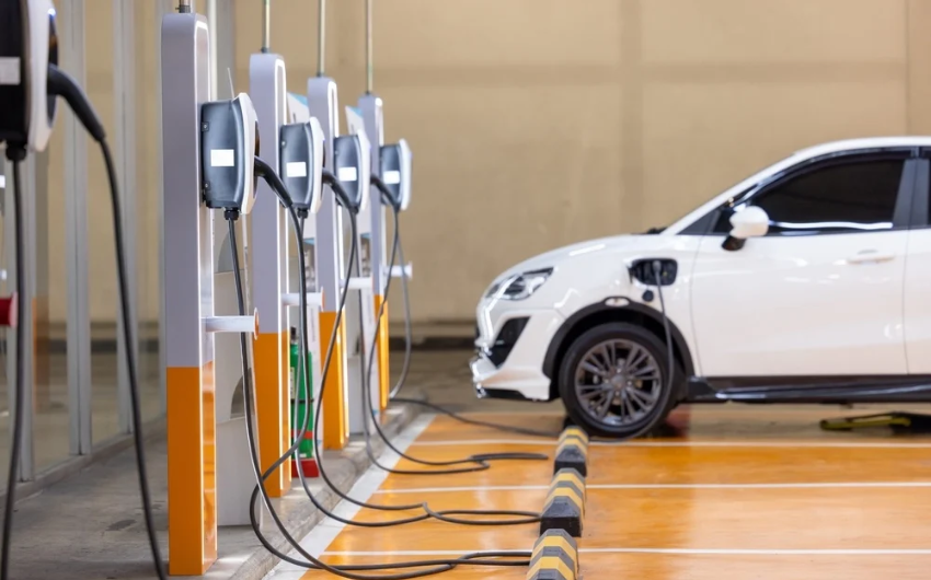 Imagem Governo aprova obrigatoriedade de permissão para instalação de carregadores para carros elétricos e híbridos em condomínios.
