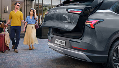 Porta-malas com abertura elétrica e 403 litros