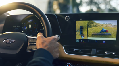 Ar-condicionado dual zone com saídas para o banco traseiro.