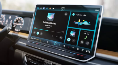 Nova central multimídia de 15 polegadas, totalmente customizável, com Apple CarPlay e Android Auto sem fio e a nova assistente de voz IDA.