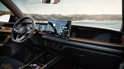 No interior, o Novo Tiguan R-Line oferece uma cabine multissensorial. São mais de 25 polegadas de telas a disposição do motorista.