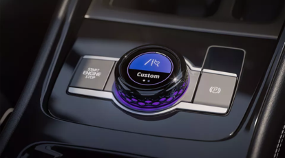 A alavanca de câmbio agora cede espaço no console para o Seletor de Experiências, que permite o controle do volume, a troca dos modos de condução e as novas experiências da cabine