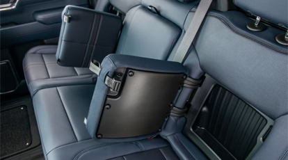 Bancos traseiros com compartimento de carga.