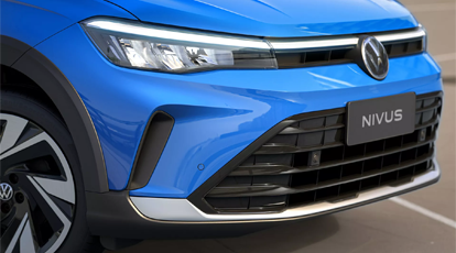 Faróis full LED interligados por faixa iluminada ("light strip")