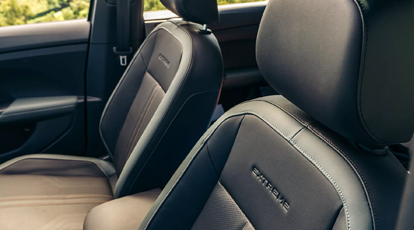 Design moderno com “light strip” e faróis LED